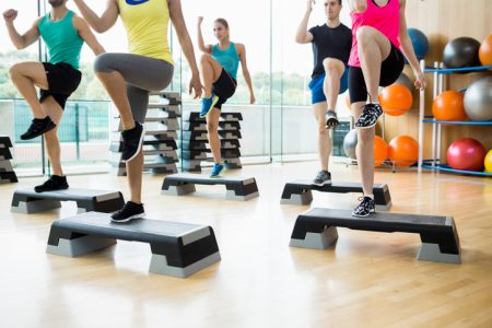 Aerobics gruppträning på gym