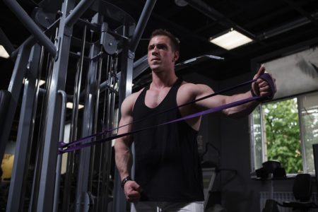 En man som gymmar med ett träningsgummiband