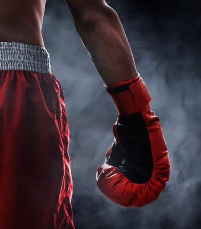 En man som ska träna på en fristående boxsäck