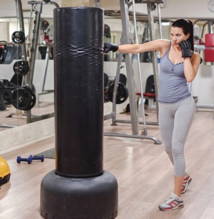 Träning på en stående boxningssäck