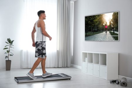 Ett gåband framför TVn