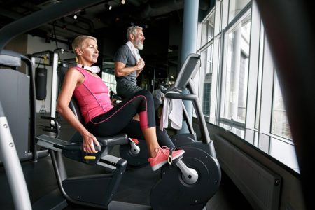 En liggande träningscykel som passar äldre personer